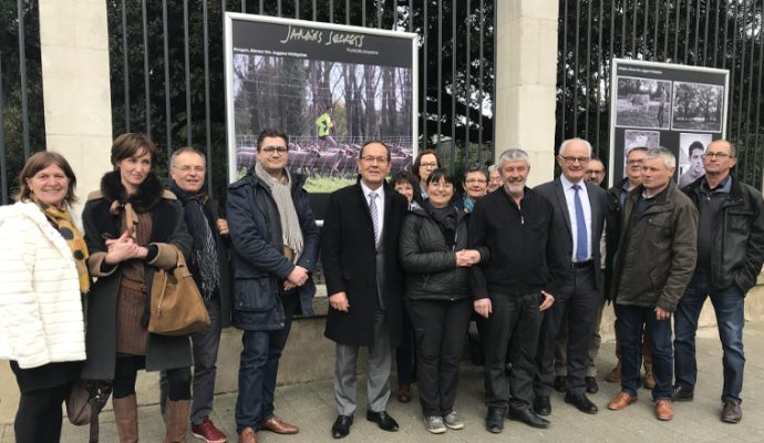 30 photos insolites d’agriculteurs s’exposent sur les grilles du Département