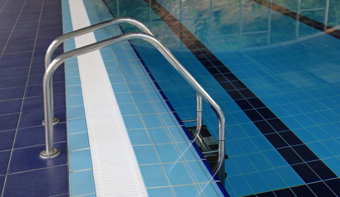 Après des travaux de rénovation, la piscine de la Roseraie rouvre avec une exposition photos