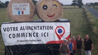 Les agriculteurs de la FDSEA communiquent aux bords des routes durant l’été