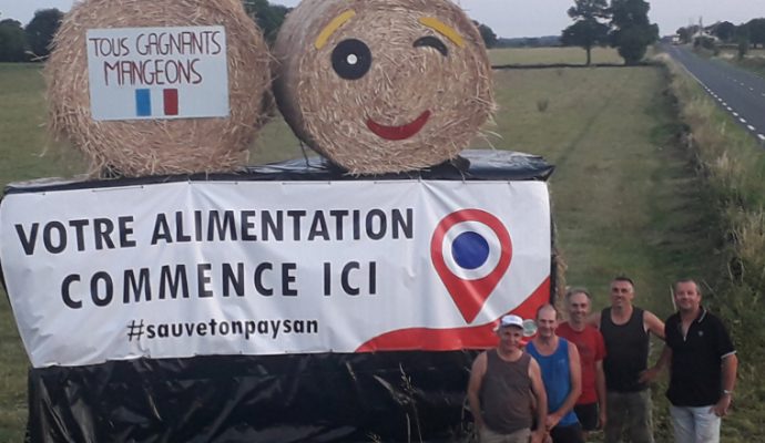 Les agriculteurs de la FDSEA communiquent aux bords des routes durant l’été