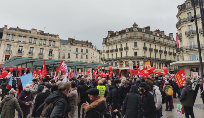 Les syndicats dans la rue ce samedi pour dénoncer « le coup de force d’Emmanuel Macron »