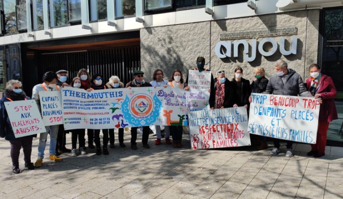 Protection de l’enfance : professionnels et association se sont mobilisés devant le Conseil départemental à Angers