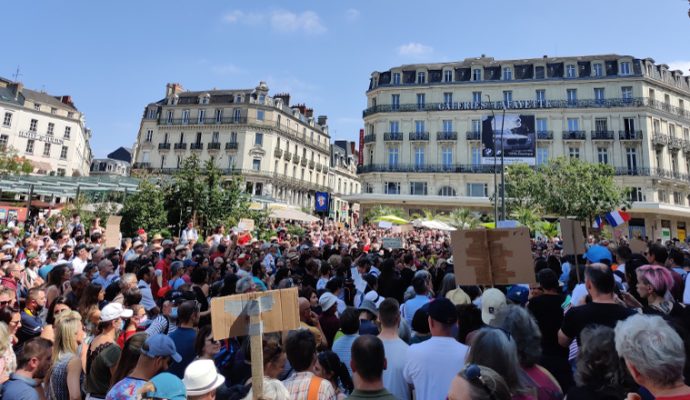 Près de 2 000 manifestants contre le pass sanitaire à Angers