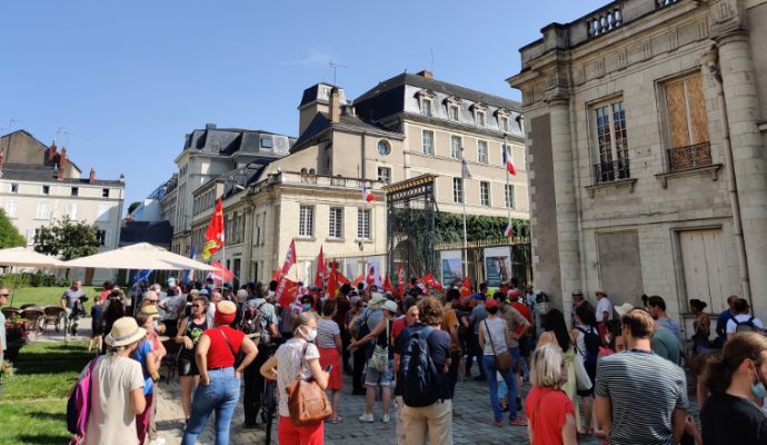 Covid-19 : 180 personnes rassemblées devant la préfecture pour dire non au « pass-licenciement »