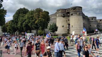 Près de 2 000 manifestants mobilisés contre le pass sanitaire à Angers