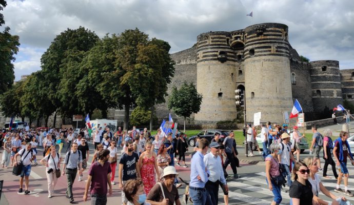 Près de 2 000 manifestants mobilisés contre le pass sanitaire à Angers