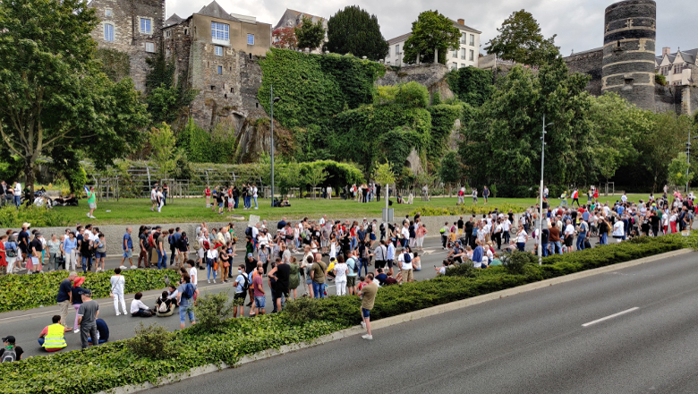 Manifestants voies sur berges