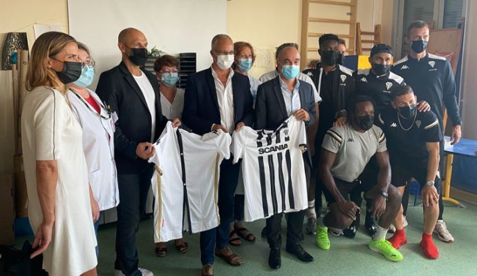 Des maillots d’Angers SCO transformés en blouses médicales pour les enfants hospitalisés