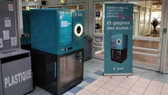 Des machines à recycler le plastique installées dans les supermarchés de la région