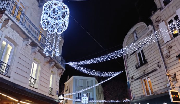 Les illuminations de Noël seront allumées moins longtemps