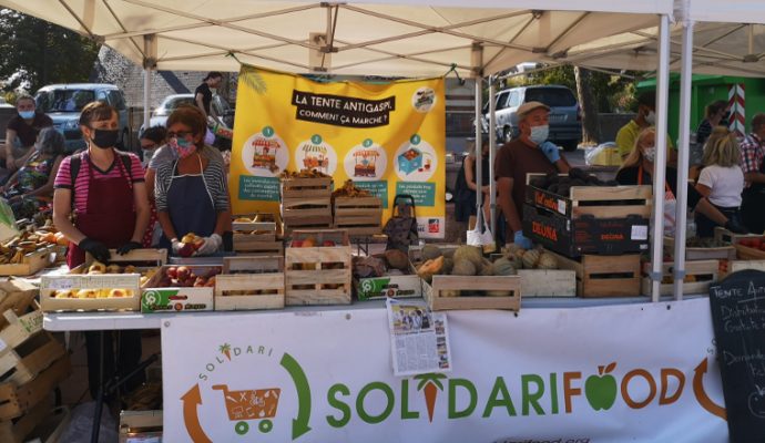 Avec sa tente antigaspi, SolidariFood reçoit un prix et va s’étendre à d’autres marchés