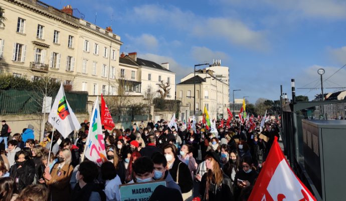 Grève dans l’éducation : A Angers, 1 400 manifestants demandent une meilleure gestion de la crise sanitaire