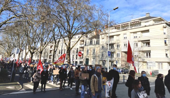 400 personnels de santé et de l’action sociale ont manifesté ce mardi 11 janvier à Angers pour réclamer davantage de moyens