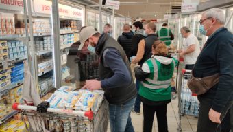 Les agriculteurs en colère contre la grande distribution mènent une opération coup de poing à Angers