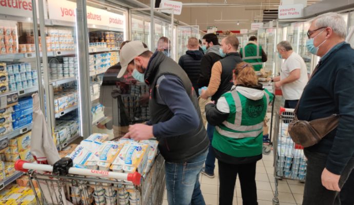 Les agriculteurs en colère contre la grande distribution mènent une opération coup de poing à Angers