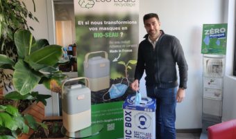 En recyclant des masques, il met au point un seau à compost