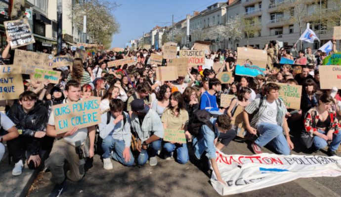 Grève pour le climat : 400 jeunes mobilisés à Angers