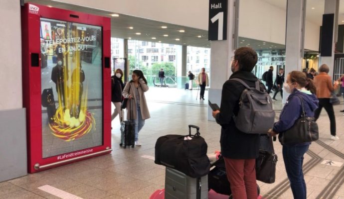 Une « fenêtre immersive » transporte les voyageurs de la gare Montparnasse en Anjou