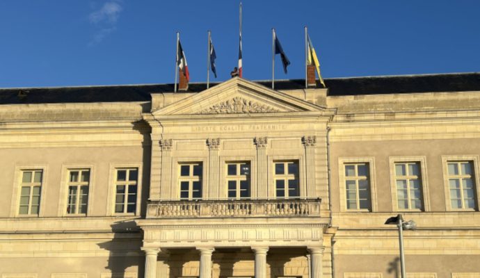 Mort d’Elizabeth II : la ville d’Angers met ses drapeaux en berne