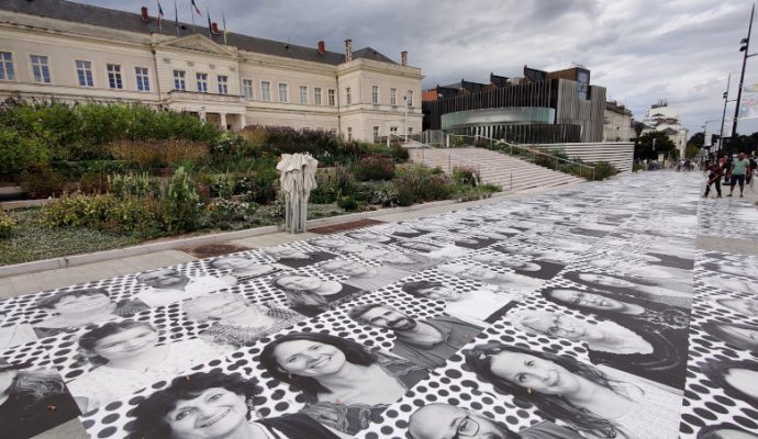 Plus de 400 portraits d’angevins à découvrir devant l’hôtel de ville