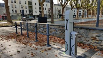 Des bornes pour réparer son vélo ou gonfler ses pneus installées à travers la ville