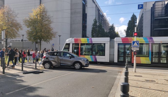 Les tramways à l’arrêt après un accident avec une voiture