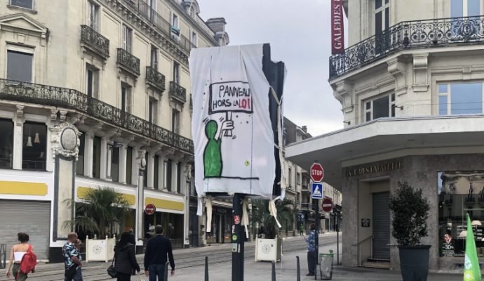 Les écologistes réclament le démontage des panneaux publicitaires de la société JC Decaux