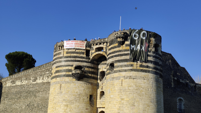 Manifestants château - Manifestation retraite