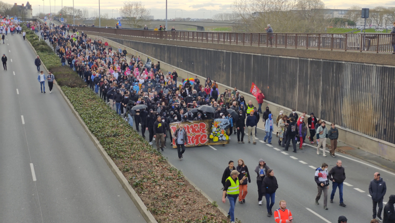 Manif retraite - Manifestants voies sur berges