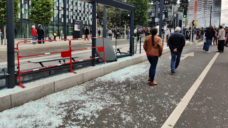 Abri tram cassé - Manif 1er mai