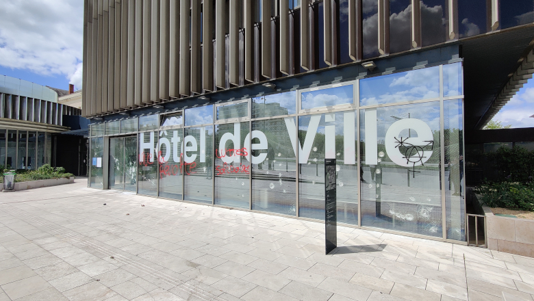 Vitres hôtel de ville cassées - Manif 1er mai