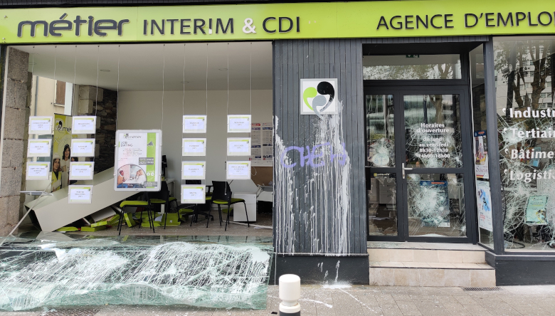 Vitrine cassée - Manif 1er mai