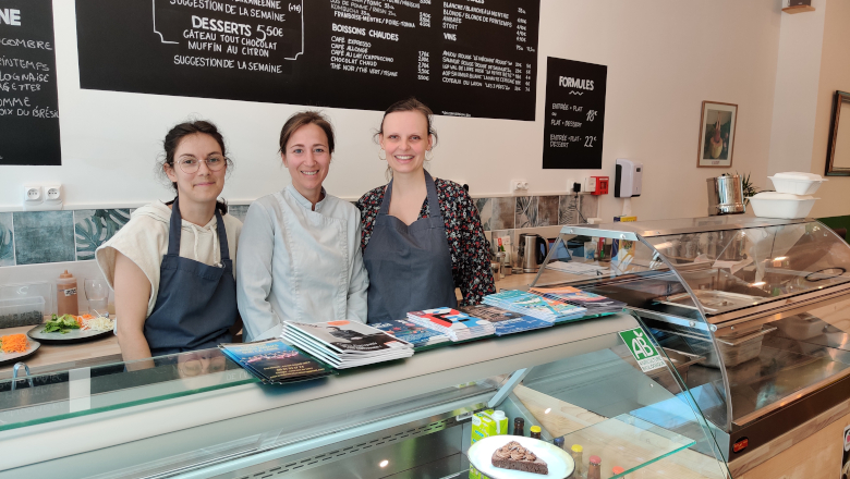 Clémentine entourée de Mylène et Maëlys, cuisinières chez Mauvaise Graine