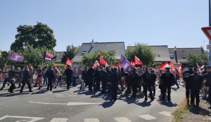 Venue à Angers pour parler petite enfance, Élisabeth Borne a été accueillie par 200 manifestants