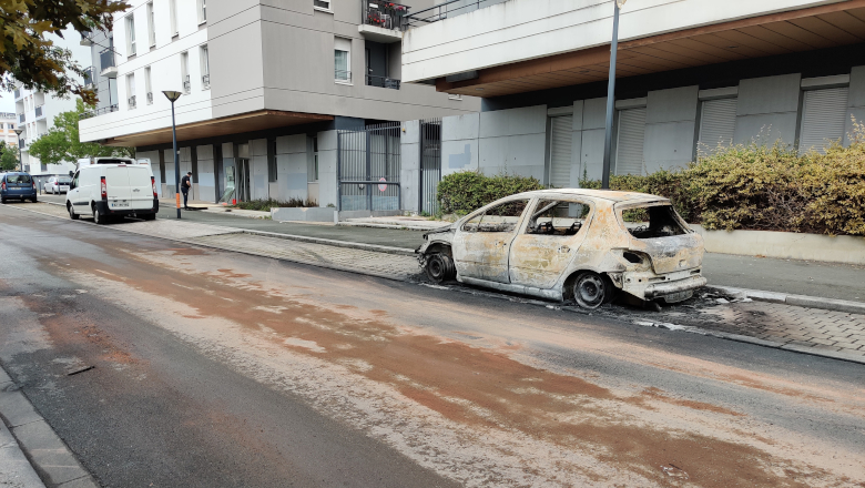 Voiture brûlée la Roseraie