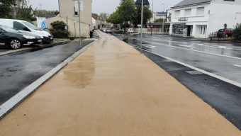 Une piste cyclable à double sens permet de relier le carrefour Montaigne à l’avenue Jeanne d’Arc