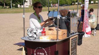 Avec son vélo, elle propose du café aux quatre coins de la ville