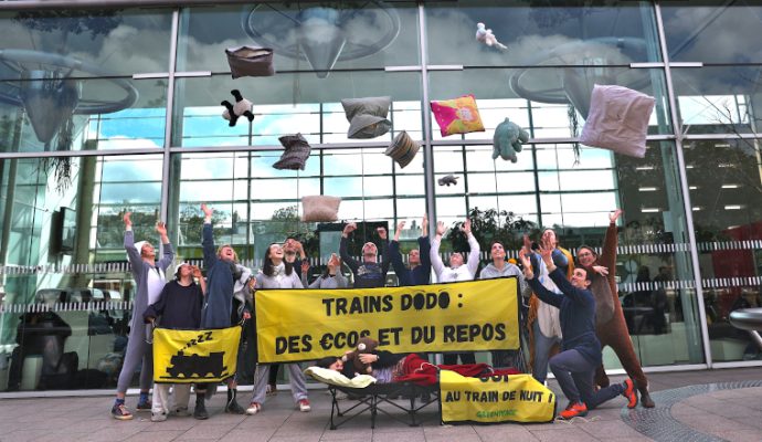 À Angers, ils se rassemblent en pyjama pour le retour des trains de nuit