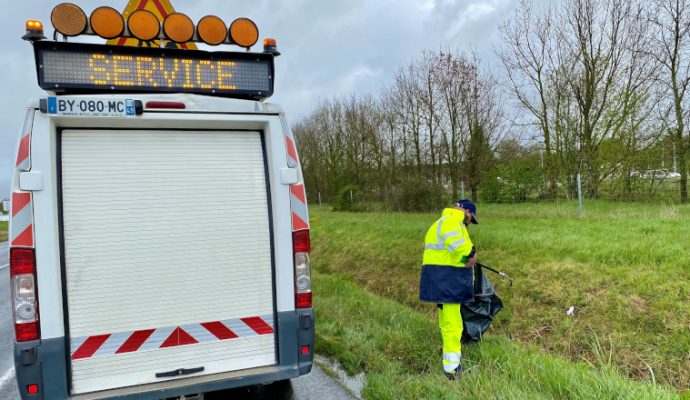 Quatorze tonnes de déchets récupérés en une semaine sur le bord des routes départementales