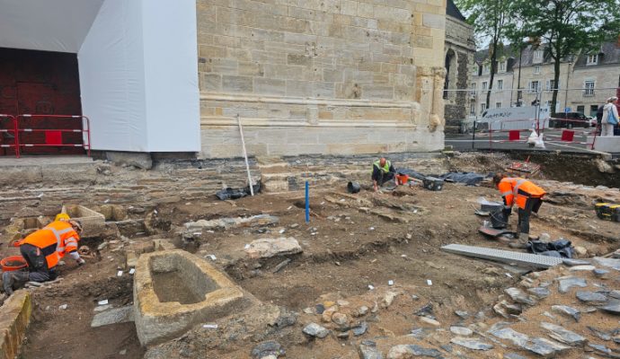 Des sépultures médiévales et modernes se dévoilent devant la cathédrale Saint-Maurice d’Angers