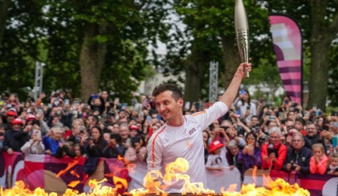 Revivez en images le passage de la flamme olympique à Angers