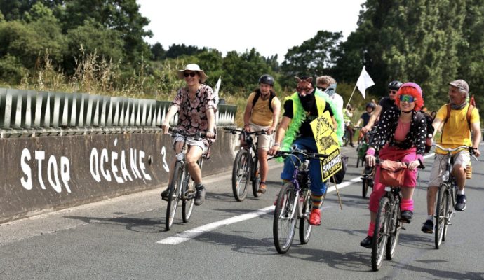 Les Soulèvements de la terre d’Angers et la Confédération paysanne du Maine-et-Loire ont manifesté contre l’extension de la zone d’activités Océane