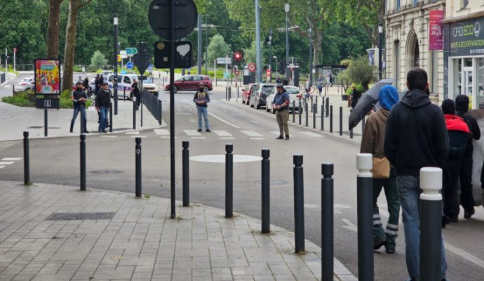 Manifestation contre l’extrême droite à Angers : le maire « condamne les violences »