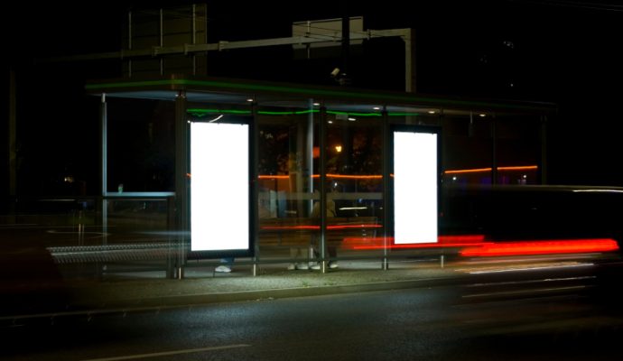 La ville d’Angers va réduire la publicité lumineuse