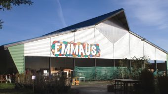 Une vente de mobilier du village olympique organisée par Emmaüs Angers