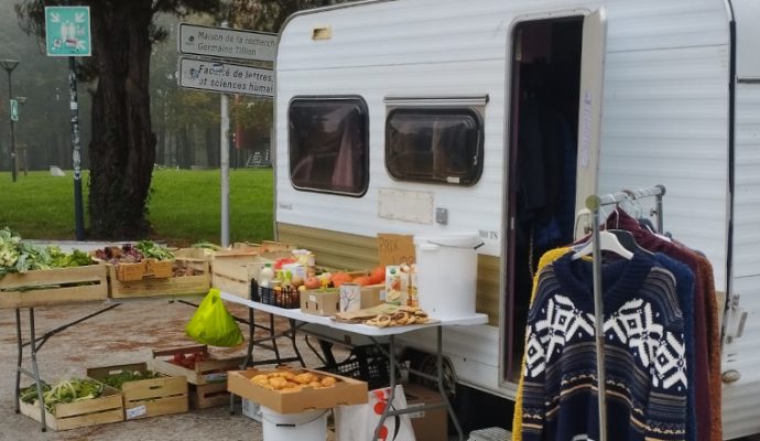 Bras de fer entre une épicerie solidaire ambulante et la ville d’Angers