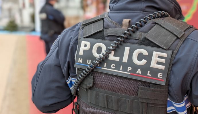 Municipales : quelles sont les propositions de Christophe Béchu et de Romain Laveau en matière de sécurité ?