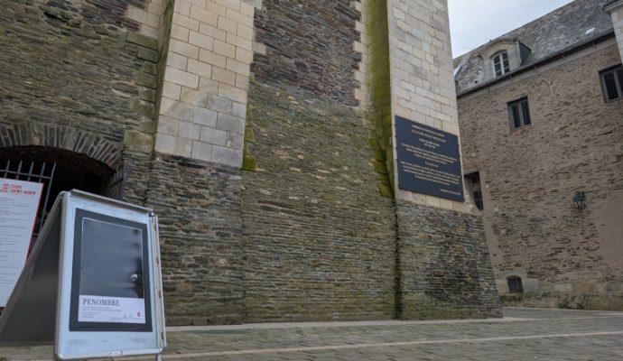 Une exposition qui se dévoile à la lueur des lampes torches à la Tour Saint-Aubin