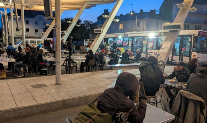 À Angers, le RestoBus vient en aide aux plus démunis