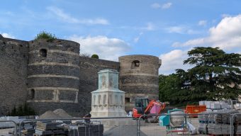 Devant le château d’Angers, le socle de la statue du roi René a fait son retour
